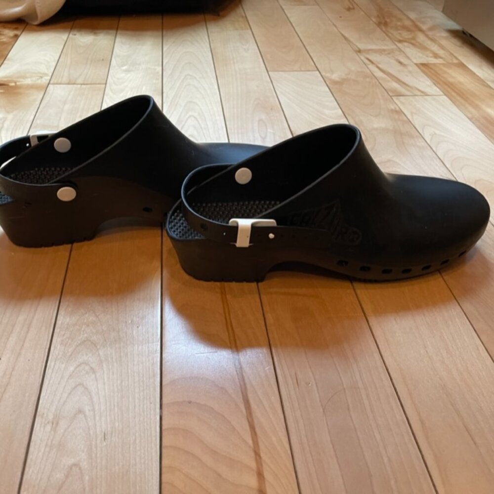 UNWORN Calzuro Clogs